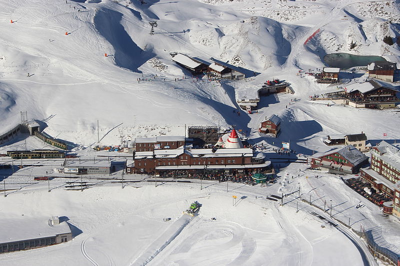 File:Helikopterflug in den Berner Alpen von Lauterbrunnen ausgehen (2014) -09.JPG