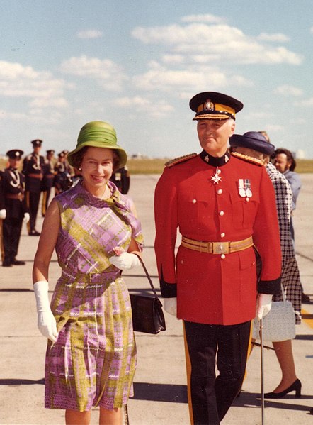 File:Higgitt and Queen Elizabeth II.jpg