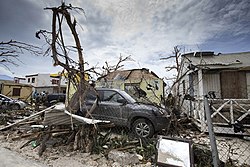 Danos em Philipsburg e patrulha holandesa em Sint-Maarten, 8 de setembro.