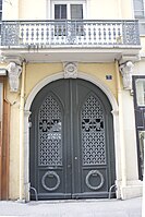 Balcon et Porte cochère.