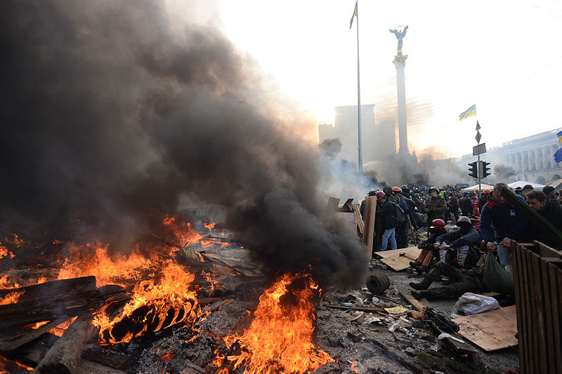 Datei:Independence square during clashes in Kyiv, Ukraine. Events of February 19, 2014.jpg