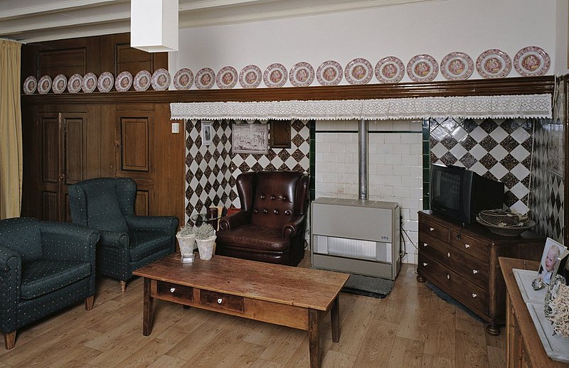 File:Interieur kamer, overzicht schouw met bedstede - Biezenmortel - 20340228 - RCE.jpg