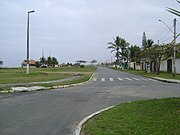 Rotatória em T, comum em praias da costa brasileira (Itanhaém).