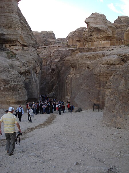 File:Jordania Petra wąwóz prowadzacy do starozytnego miasta 019.JPG