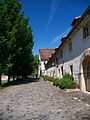 Rechts das Bettenhaus; das hohe Gebäude hinten ist das Haupthaus mit dem Haupteingang