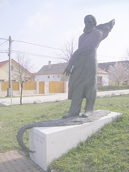 File:Kossuth Lajos (Palotás József, 1998), 2008 Oroszlány039.jpg