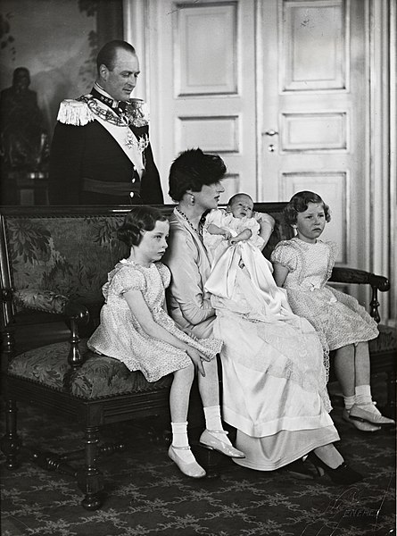 File:Kronprinsfamilien ved Prins Haralds dåp, 31. mars 1937 crop.jpg