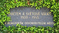 Pamětní deska pod pomníkem padlým ve 2. světové válce před budovou Klvaňova gymnázia v Kyjově. Text: Obětem II. světové války 1939–1945 a rumunským osvoboditelům města. (Kyjov byl osvobozen rumunskou armádou 28. dubna 1945.)