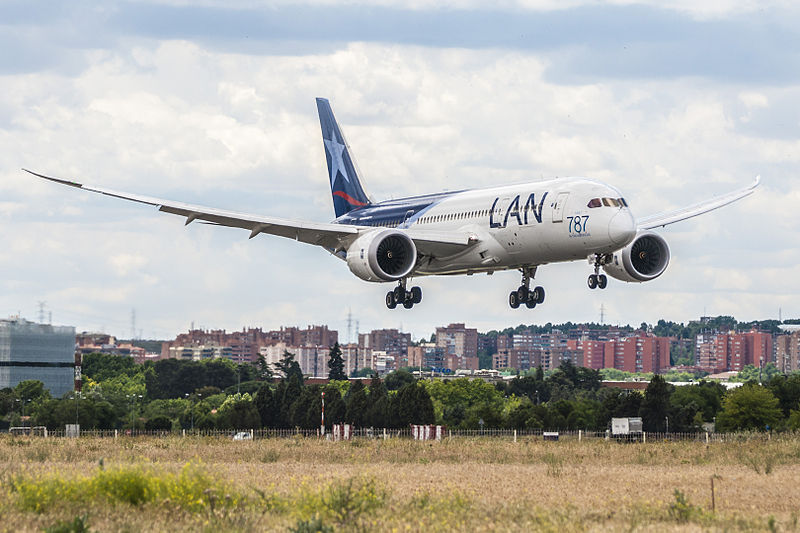 File:LAN Airlines Boeing 787 at Madrid (1).jpg