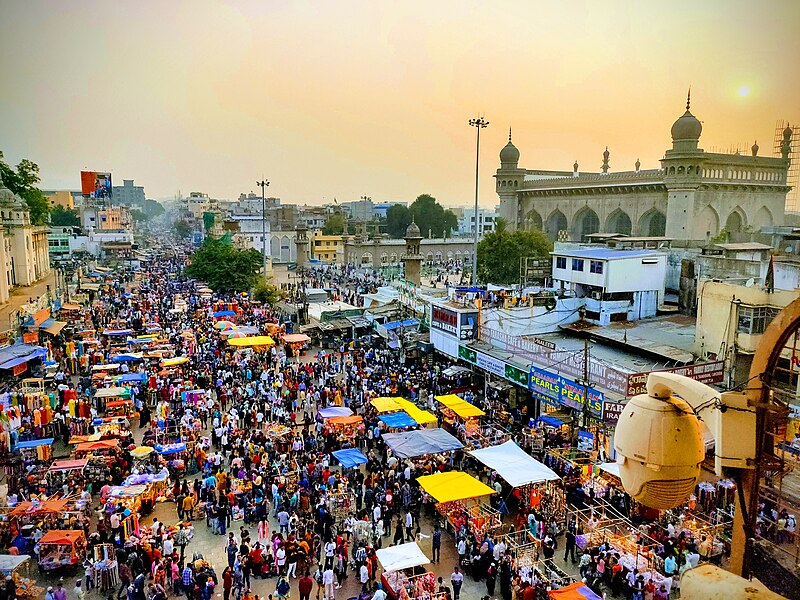 File:Laad Bazaar as seen from charminar.jpg