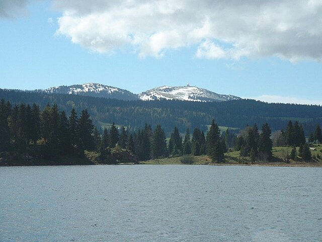 Vue sur le lac des Rousses et la Dôle