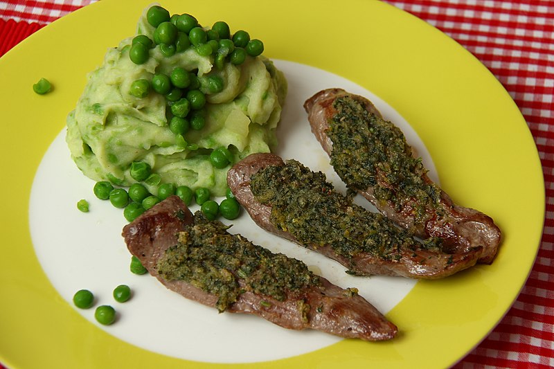 File:Lammfilets mit Kräuterkruste (6892937423).jpg