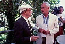 Lattuada (izq.) con James Ivory en el Festival Internacional de Cine de Venecia de 1991.