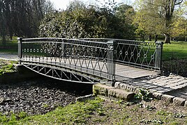 Lavesbrücke im Welfengarten mit Fischbauchträger