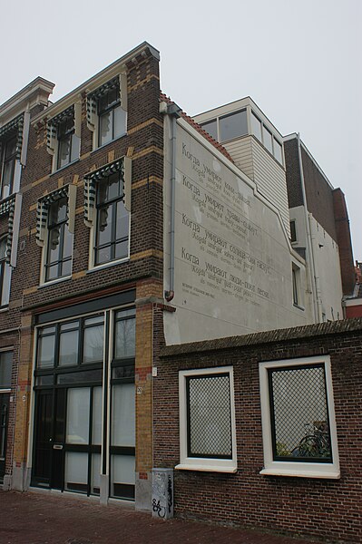 File:Leiden - Apothekersdijk 26 met tekst.JPG