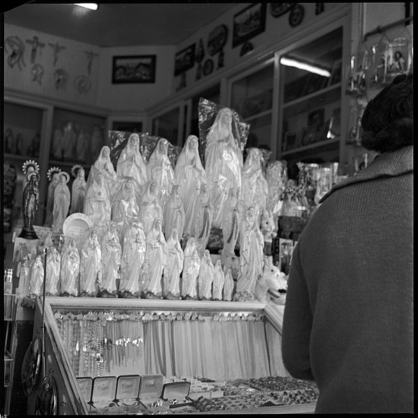 File:Lourdes, août 1964 (1964) - 53Fi6907.jpg