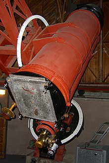 Astrographe de l'observatoire Lowell ayant servi à la découverte de Pluton.En métal gris, le dispositif photographique.