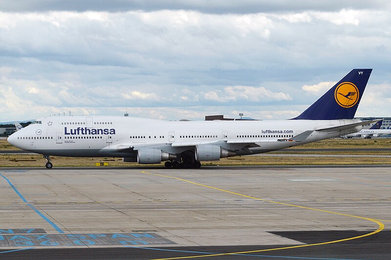 File:Lufthansa, D-ABVY, Boeing 747-430 (16271106017) (2).jpg