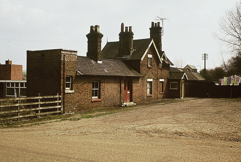 File:Luton Hoo railway station (1980s).JPG