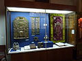 Componentes y ornamentos de la Torá, incluyendo coronas y pectorales, exhibidos como "Judaica" en el Museo de la Religión en Lviv (Lwow), Ucrania, 2010.