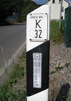 Markierung der K 32 an einem Leitpfosten