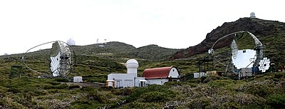 Les deux grands télescopes MAGIC avec la salle de contrôle et l'un des petits télescopes HEGRA