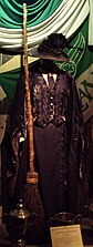 Kostuum van Madame Hooch (Engels: Madam Hooch) tijdens Harry Potter: The Exhibition in Brussel (België)