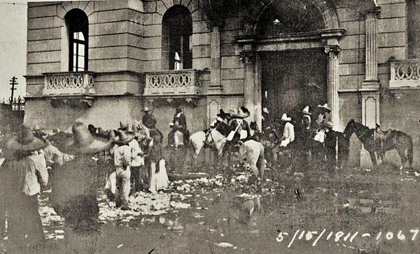 Mexican forces outside the Casino de la Laguna