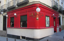 En el nº 5, esquina a Guillermo Rolland, la taberna La Bola (en 2014).