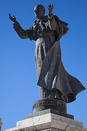 Escultura representando a san Juan Pablo II, en la lonja.