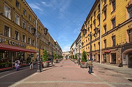 Vista moderna de la calle Malaya Sadovaya hacia la plaza Manezhnaya