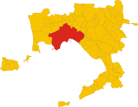 Phạm vi của thành phố Napoli (Città di Napoli, màu đỏ) nằm bên trong lãnh thổ Thành phố đô thị Napoli (Città metropolitana di Napoli, màu vàng)