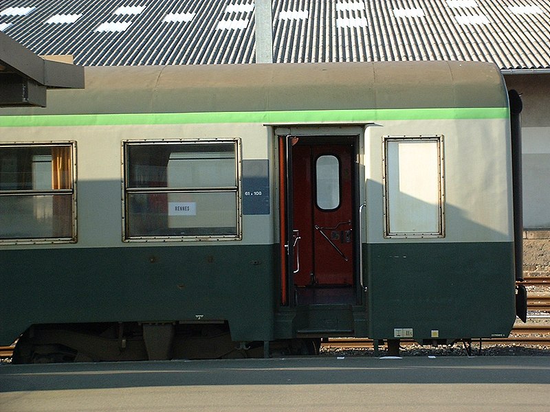 File:March 2003, old regional trains at Brest train station 4.jpg