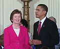 Irlannin presidentti Mary Robinson saa Presidential Medal of Freedomin -palkinnon Yhdysvaltain presidentiltä, Barack Obamalta, vuonna 2009.