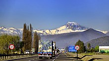 Vista del monte Aconcagua desde la localidad de Ocoa, en la V Región de Valparaíso (Chile).