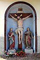 English: Crucifixion group in an alcove Deutsch: Kreuzigungsgruppe mit Maria und Johannes in einer Wandnische
