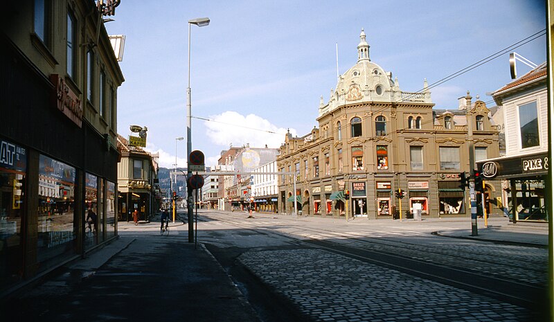 File:Mox-Næss Bokhandel Olav Tryggvasons gate (42996838175).jpg