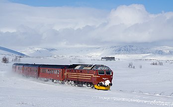 Locomotiva a diesel NSB Di 4 da Norges Statsbaner com o trem diurno de Bodø a Trondheim (Linha de Nordland), passando pela região serrana de Saltfjellet entre Lønsdal e Bolna. (definição 4 673 × 2 884)