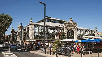 Муниципальный рынок Нарбоне под названием Les Halles.