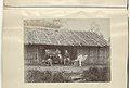 Nizozemski vojnici sjede ispred drvene kuće u Nizozemskoj Istočnoj Indiji (oko 1895-1905)