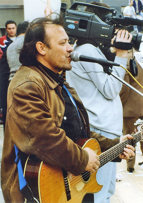 Nenad Milosavljević performing on a protest against NATO bombing of FR Yugoslavia in Niš in 1999