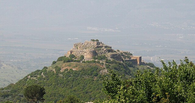 מבצר נמרוד, מבט ממזרח, כנראה מכלי טייס. בתמונה נראה מבנה אבן גדול על הר מאוד גבוה.