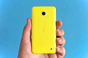 Lumia 630 mit gelbem Akkudeckel