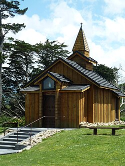 Photographie de l'église en bois debout.