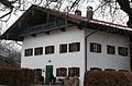 Nußbaumstraße 2; Bauernhaus, Einfirsthof, zweigeschossiger Flachsatteldachbau mit Hochlaube, Firstpfette bez. 1842. This is a picture of the Bavarian Baudenkmal (cultural heritage monument) with the ID D-1-87-132-60 (Wikidata)