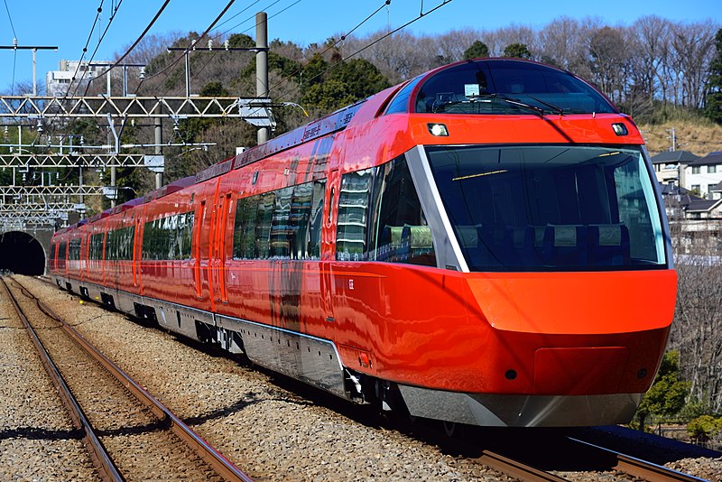 File:Odakyu 70000 series GSE Haruhino Station 20180208.jpg