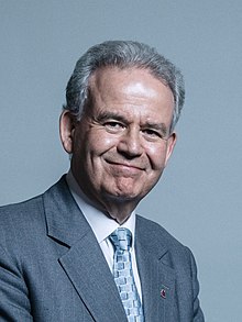 Oficiala portreto de Dr Julian Lewis-rikolto 2.jpg