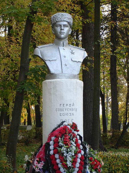 File:Oleg Stepanov Monument.jpg