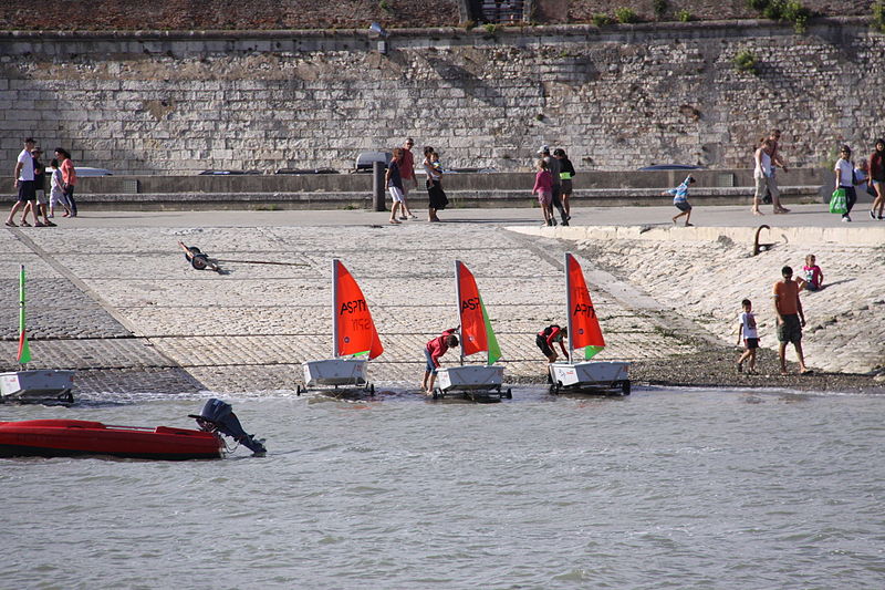 File:Optimists dans l' avant-port de La Rochelle (6).JPG