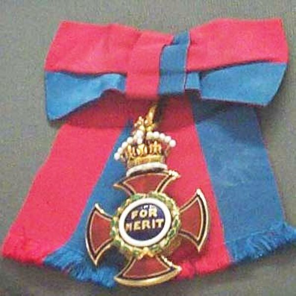 Badge and ribbon bow of the order (for wear by female recipients)